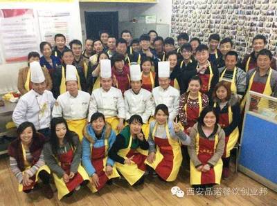 品諾餐飲小吃培訓(xùn)學(xué)員日常學(xué)習(xí)現(xiàn)場(chǎng) 理論與實(shí)踐結(jié)合，賦能酒店管理與信息咨詢(xún)服務(wù)